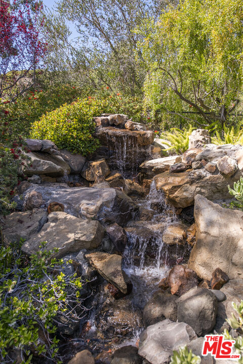33269 Mulholland Hwy