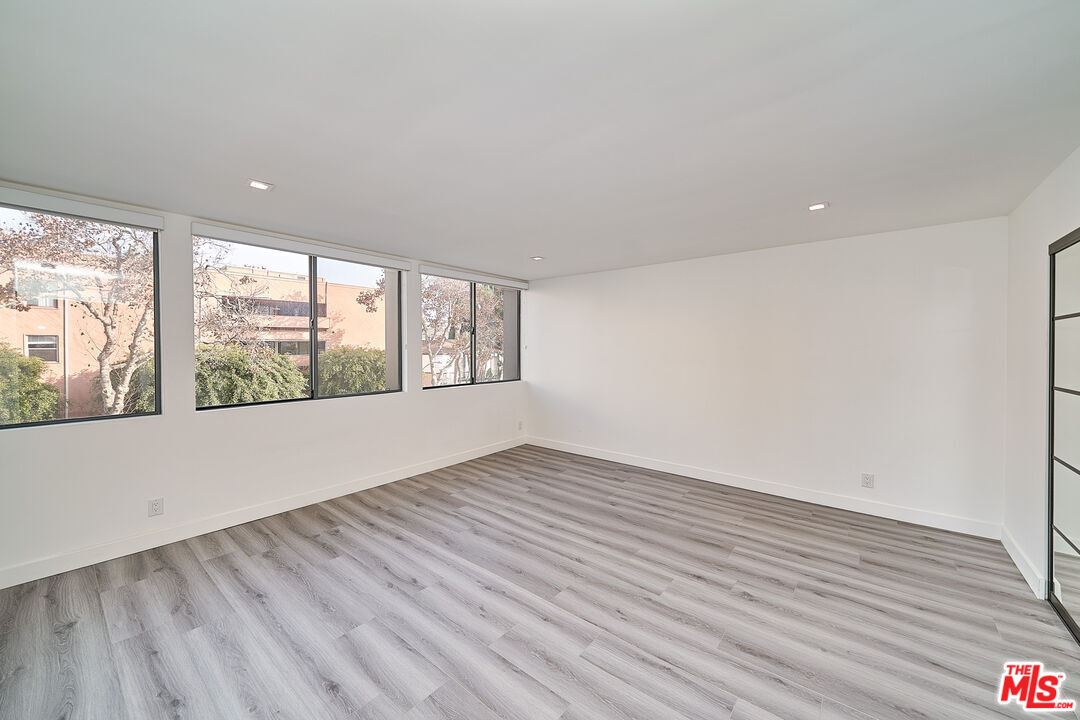 137 S Maple Dr Unit: 102