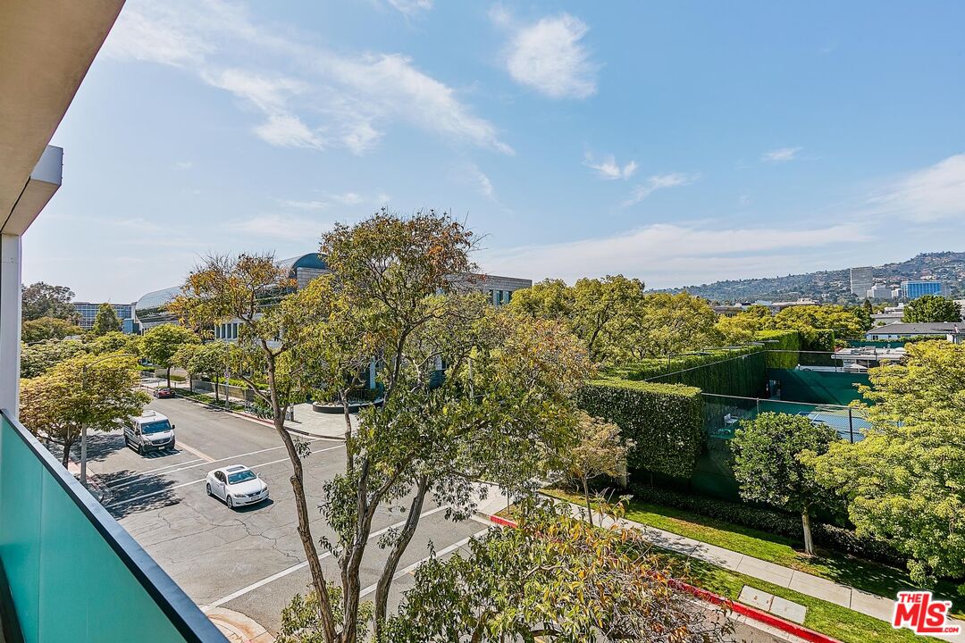 328 N Maple Dr Unit: 201