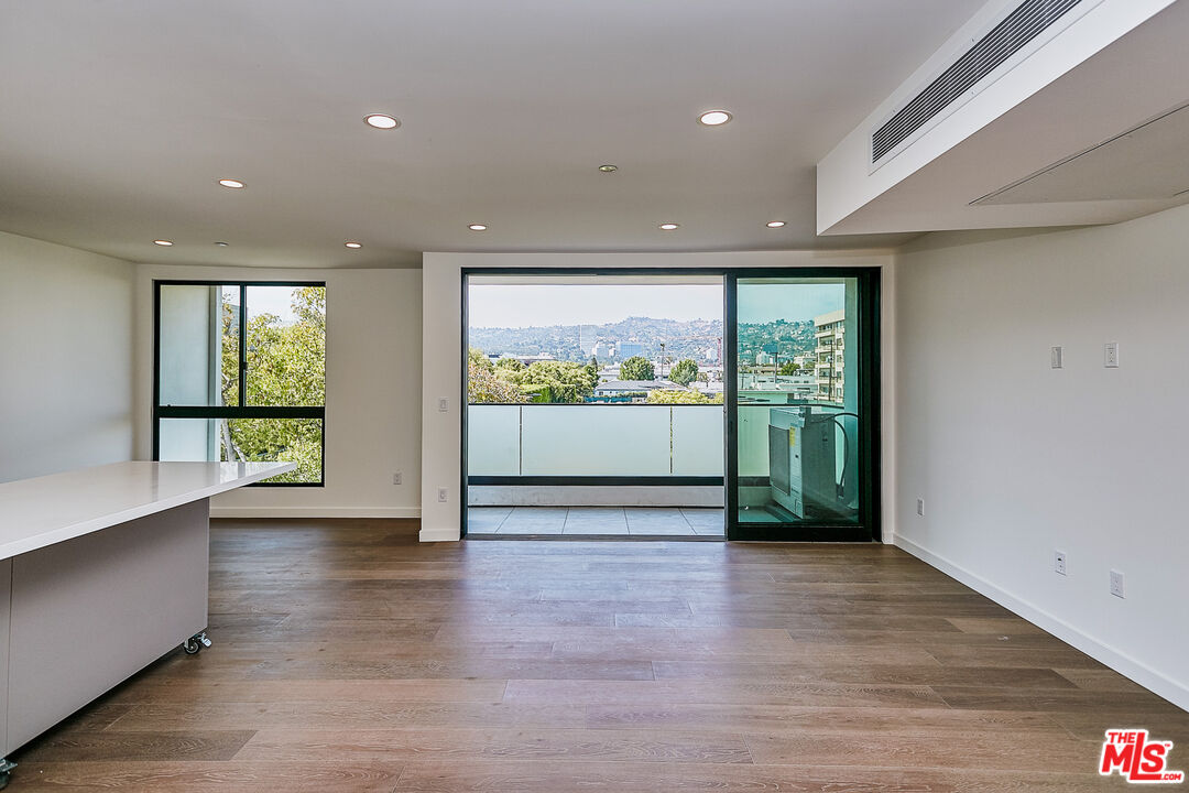 328 N Maple Dr Unit: 201