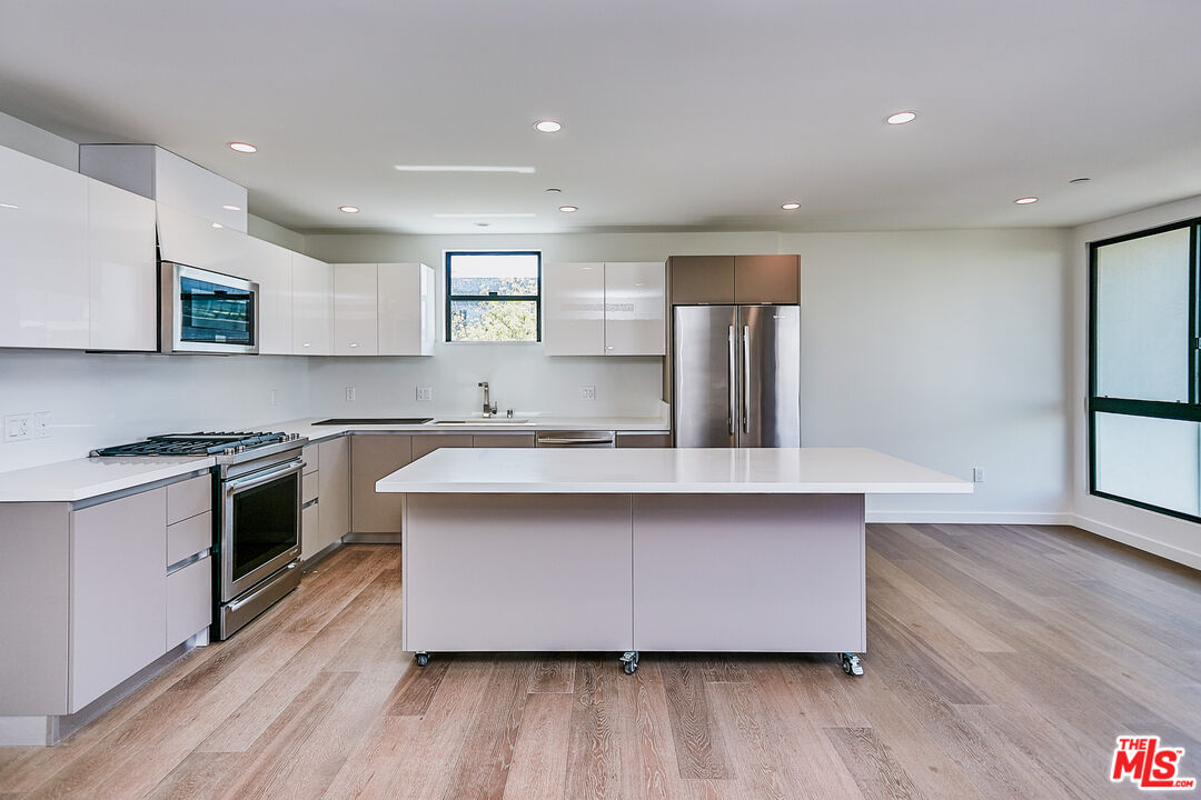 328 N Maple Dr Unit: 201