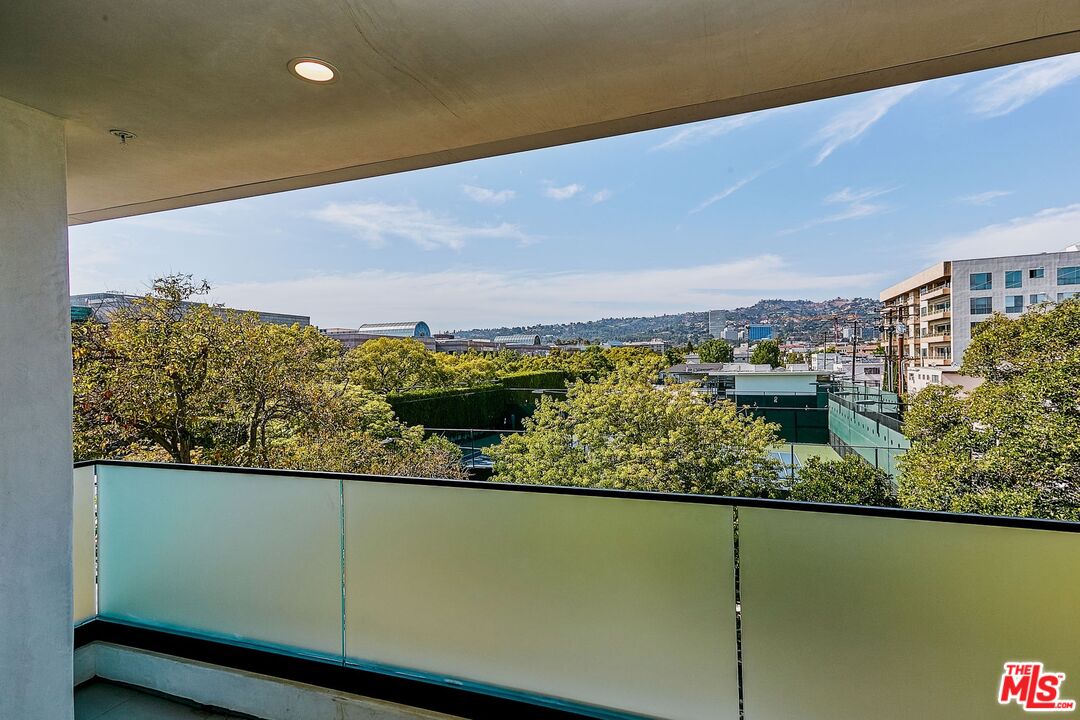 328 N Maple Dr Unit: 201