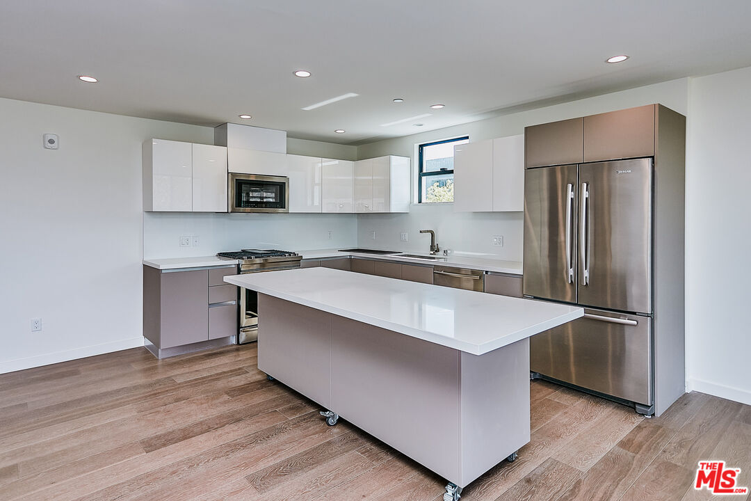 328 N Maple Dr Unit: 101