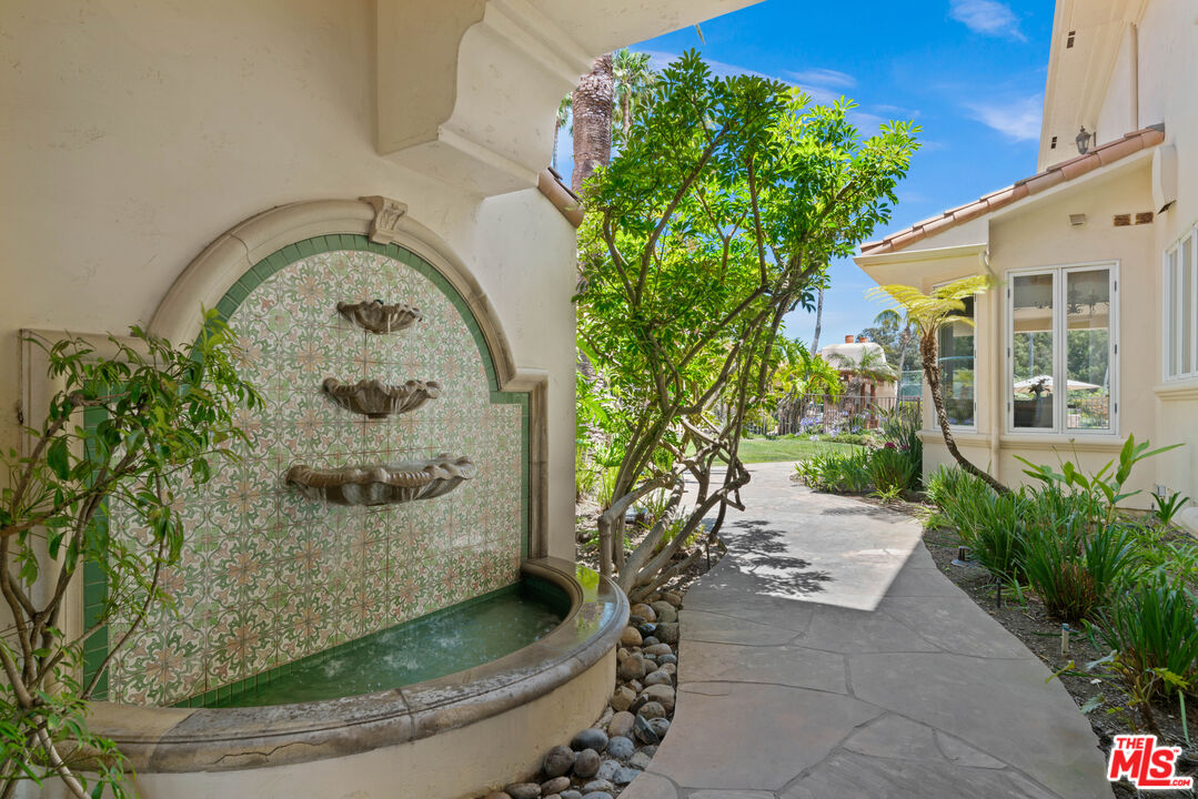 7160 Dume Dr