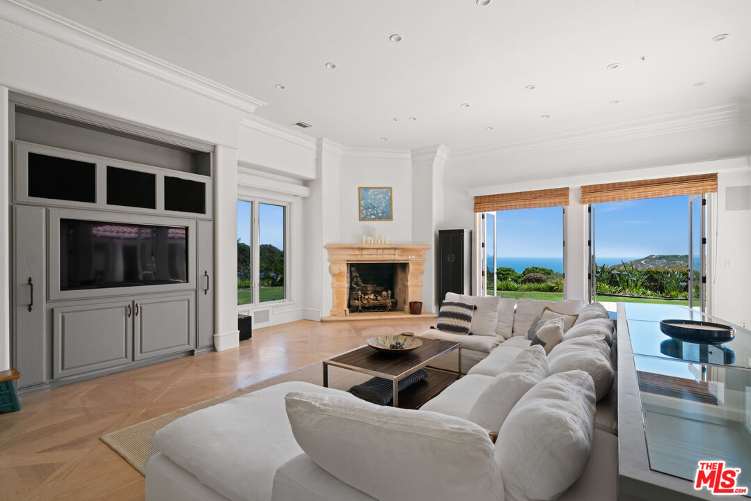 7160 Dume Dr