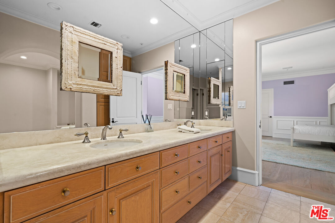 7160 Dume Dr