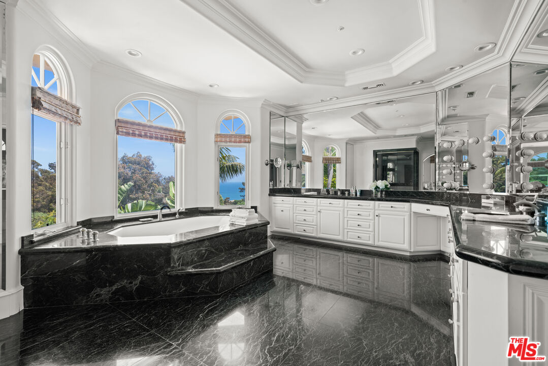 7160 Dume Dr
