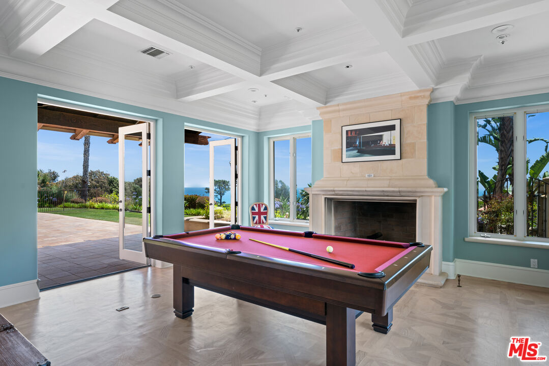 7160 Dume Dr