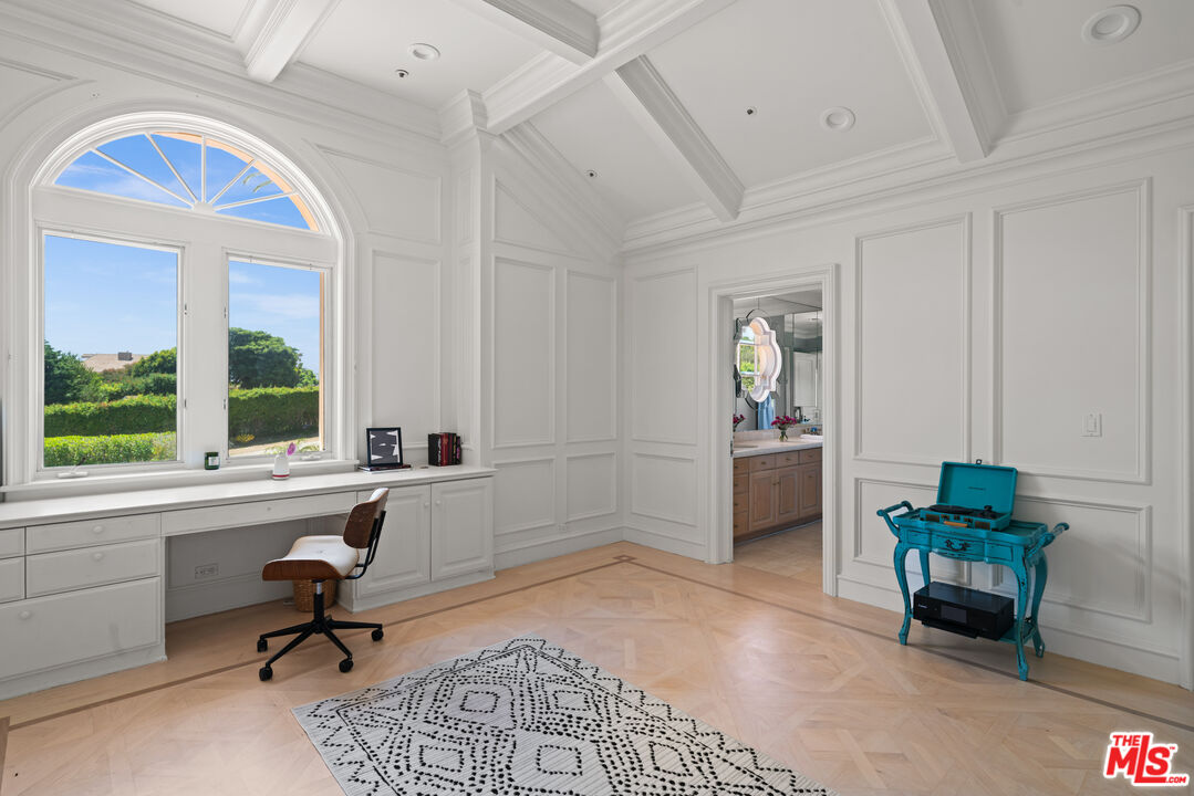 7160 Dume Dr