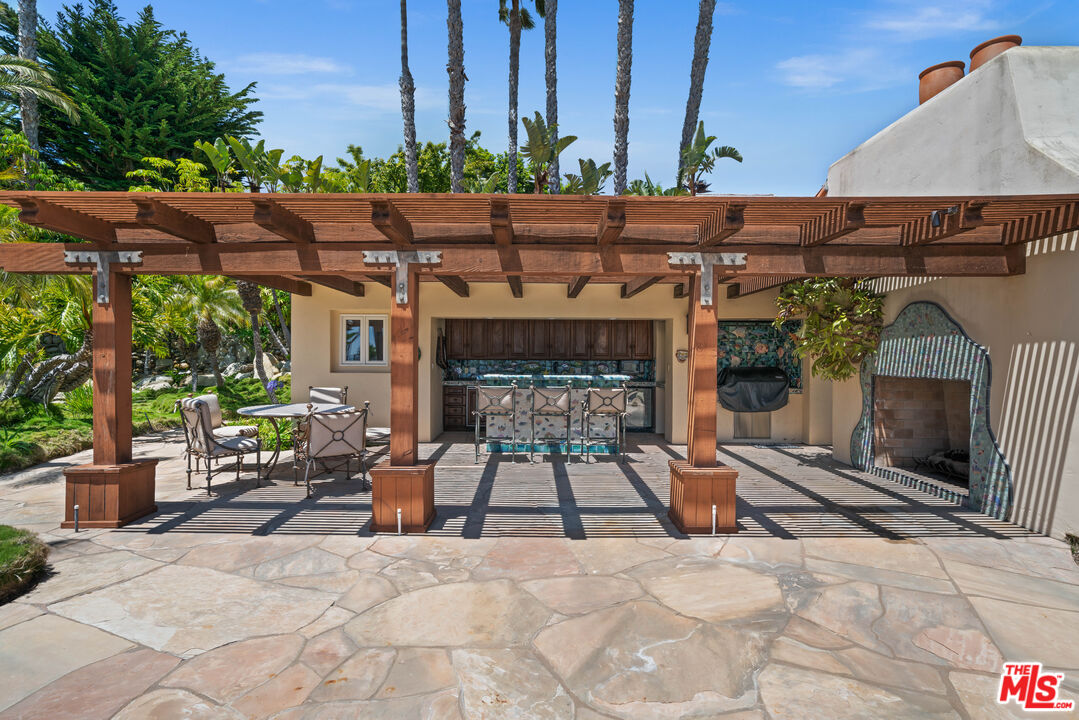 7160 Dume Dr