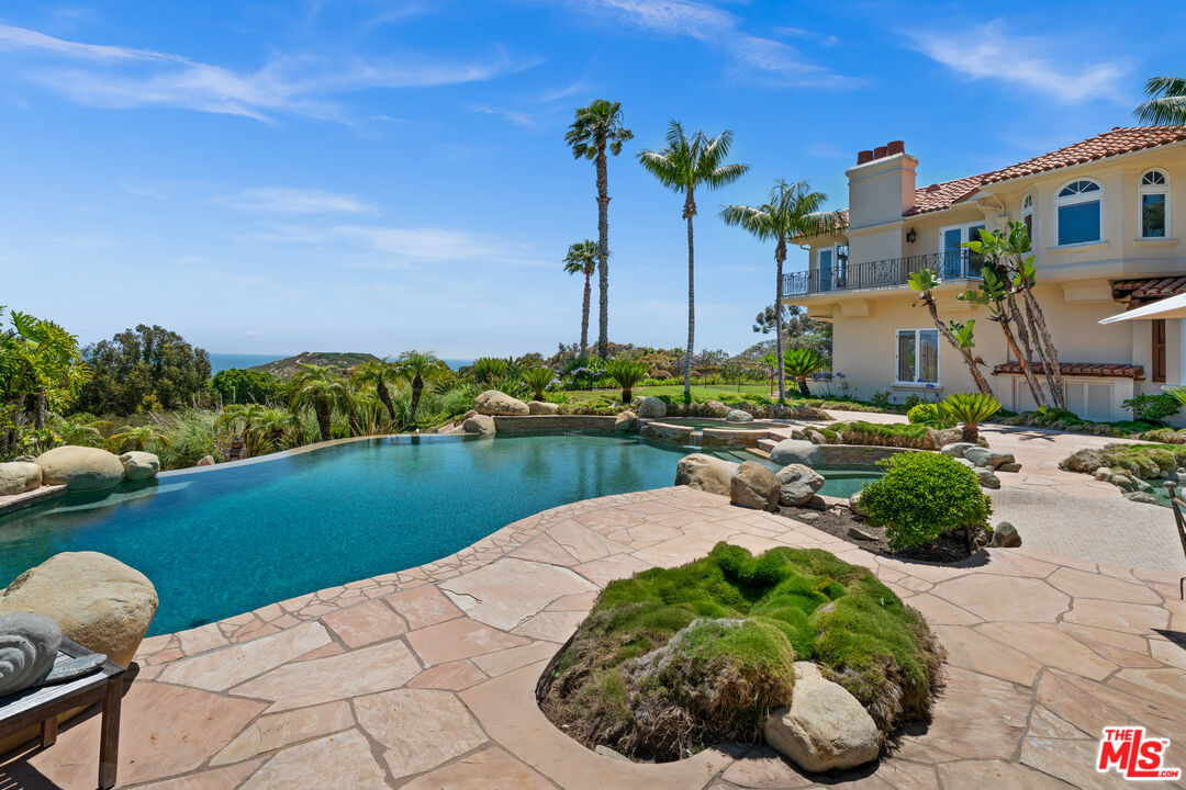 7160 Dume Dr