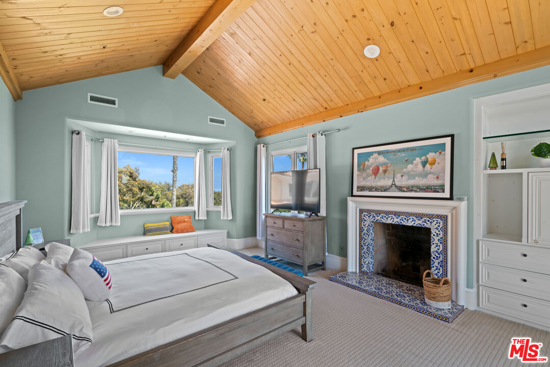 7160 Dume Dr