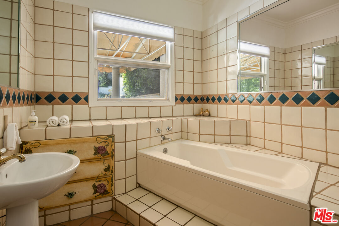 3780 Multiview Dr