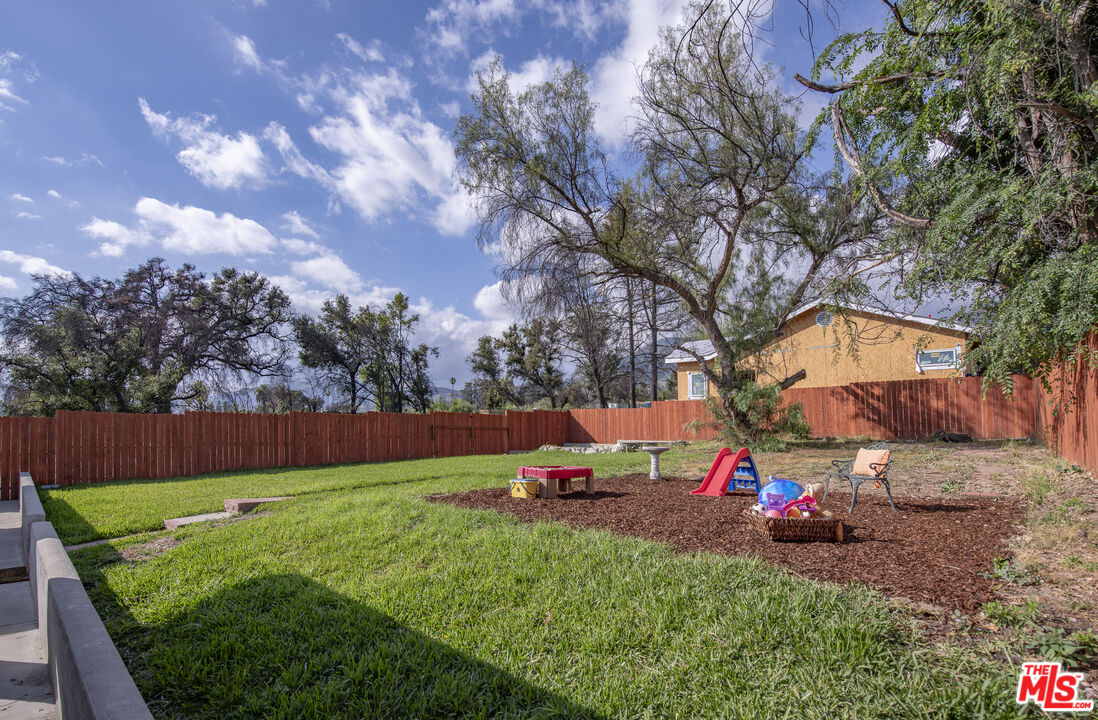 199 E Altadena Dr