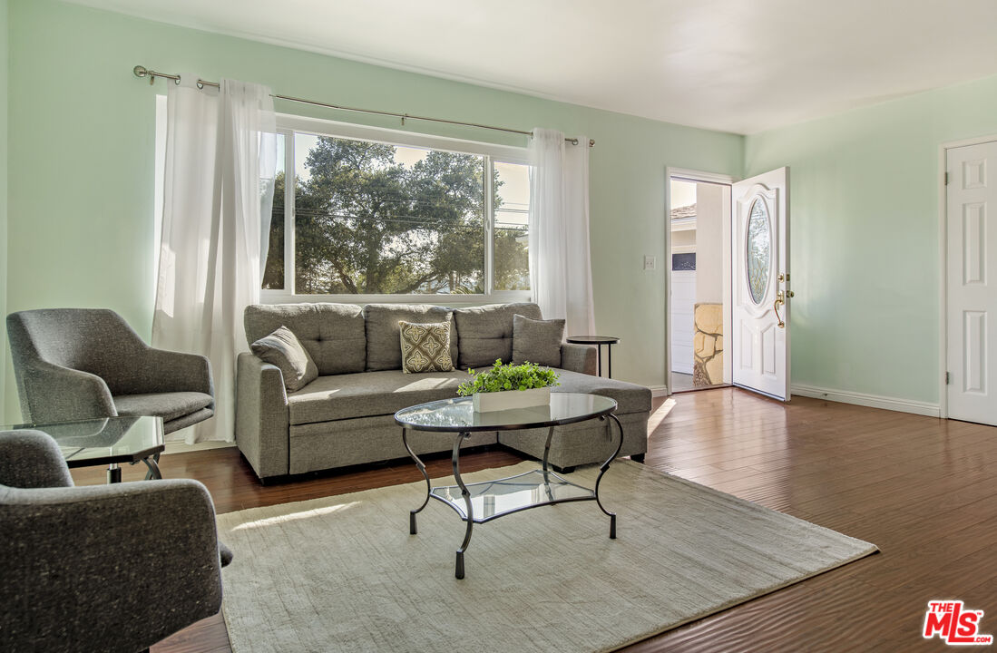 199 E Altadena Dr