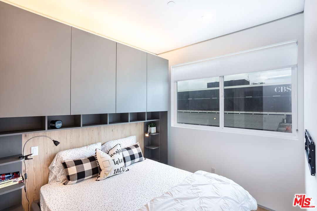 105 S Fairfax Ave Unit: 101