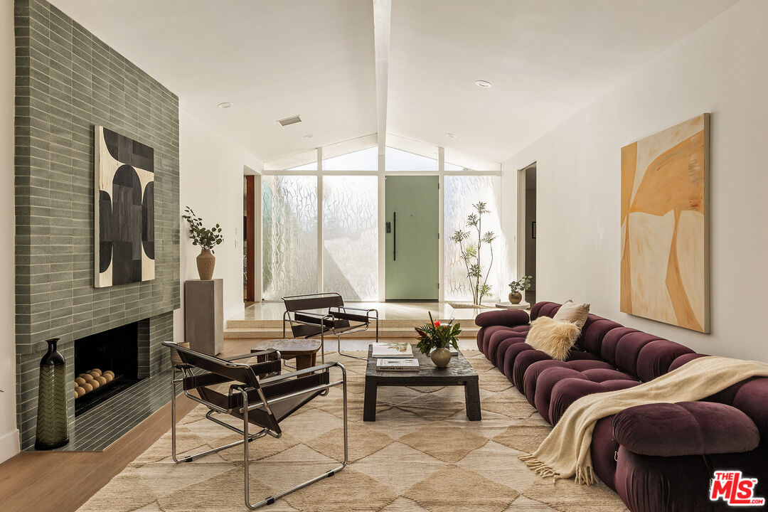 6646 S Bedford Ave