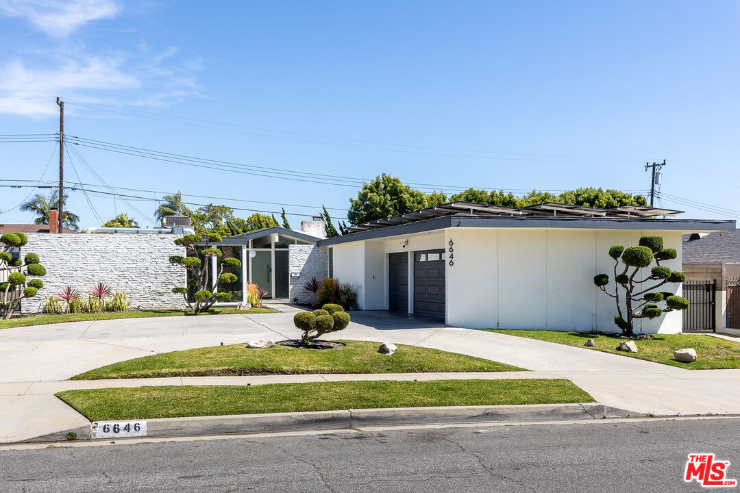 6646 S Bedford Ave