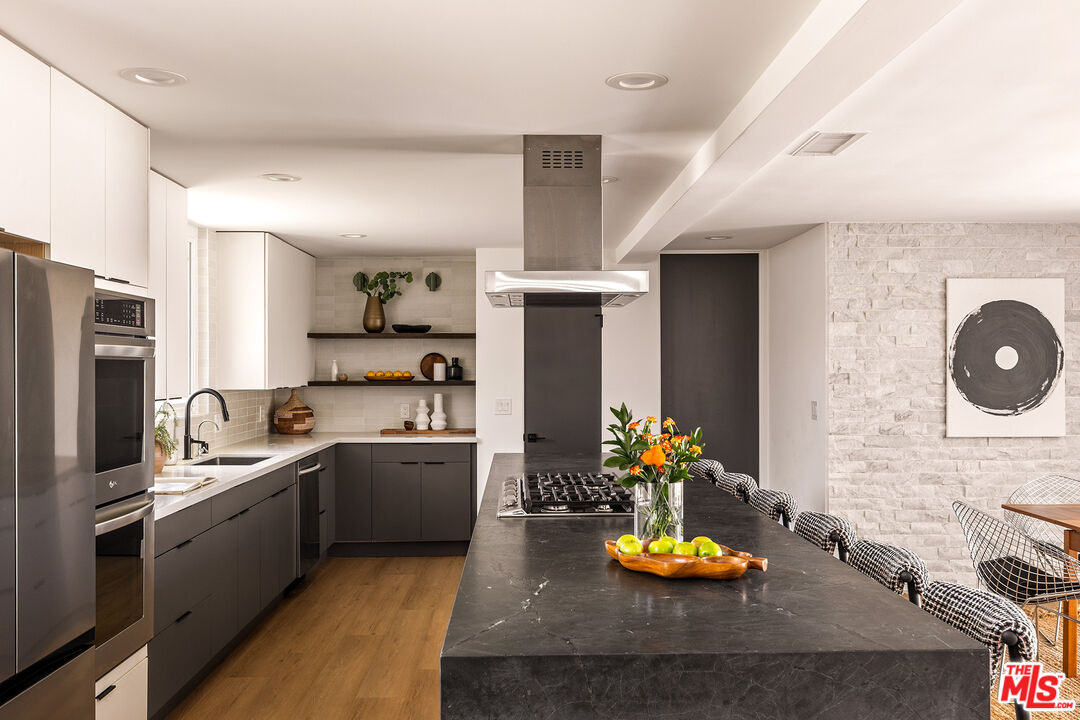 6646 S Bedford Ave