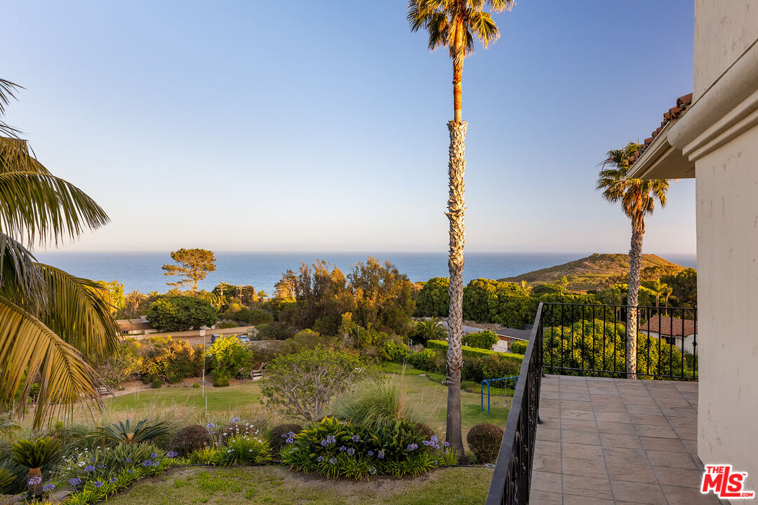 7160 Dume Dr