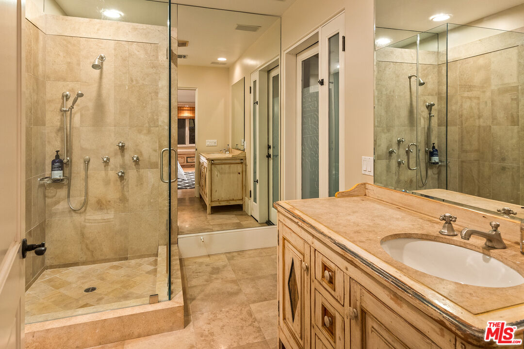 7160 Dume Dr
