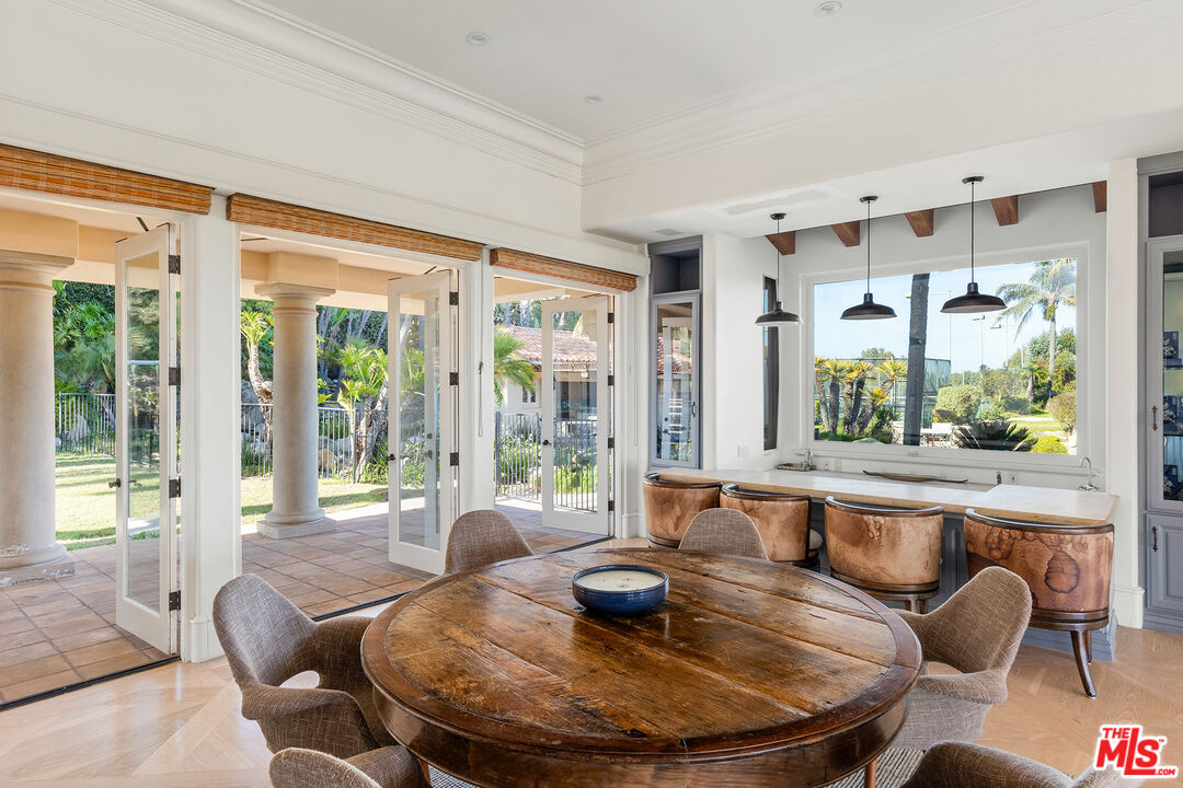 7160 Dume Dr