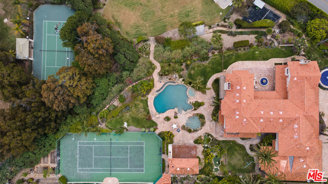 7160 Dume Dr