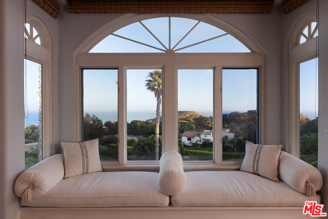 7160 Dume Dr