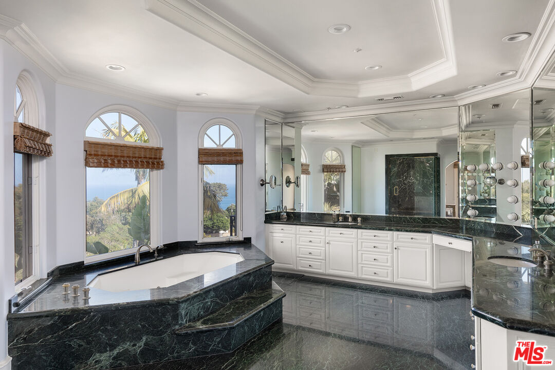 7160 Dume Dr