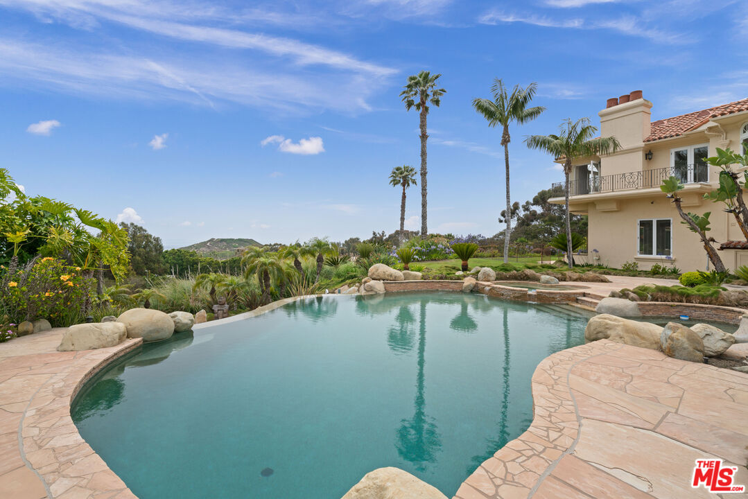7160 Dume Dr