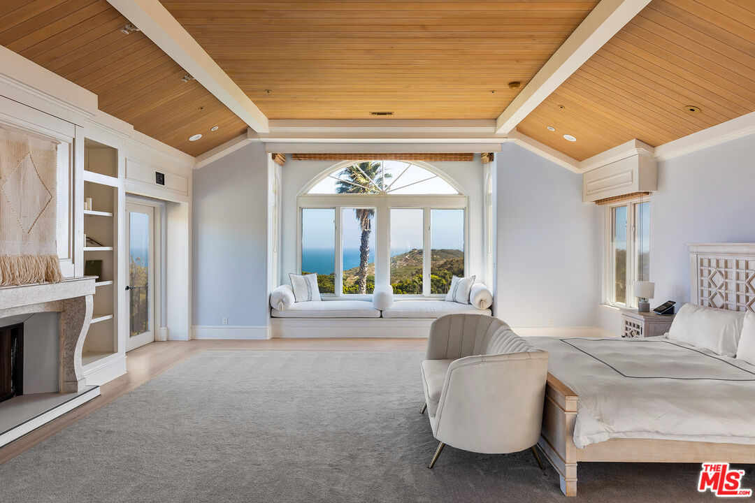 7160 Dume Dr