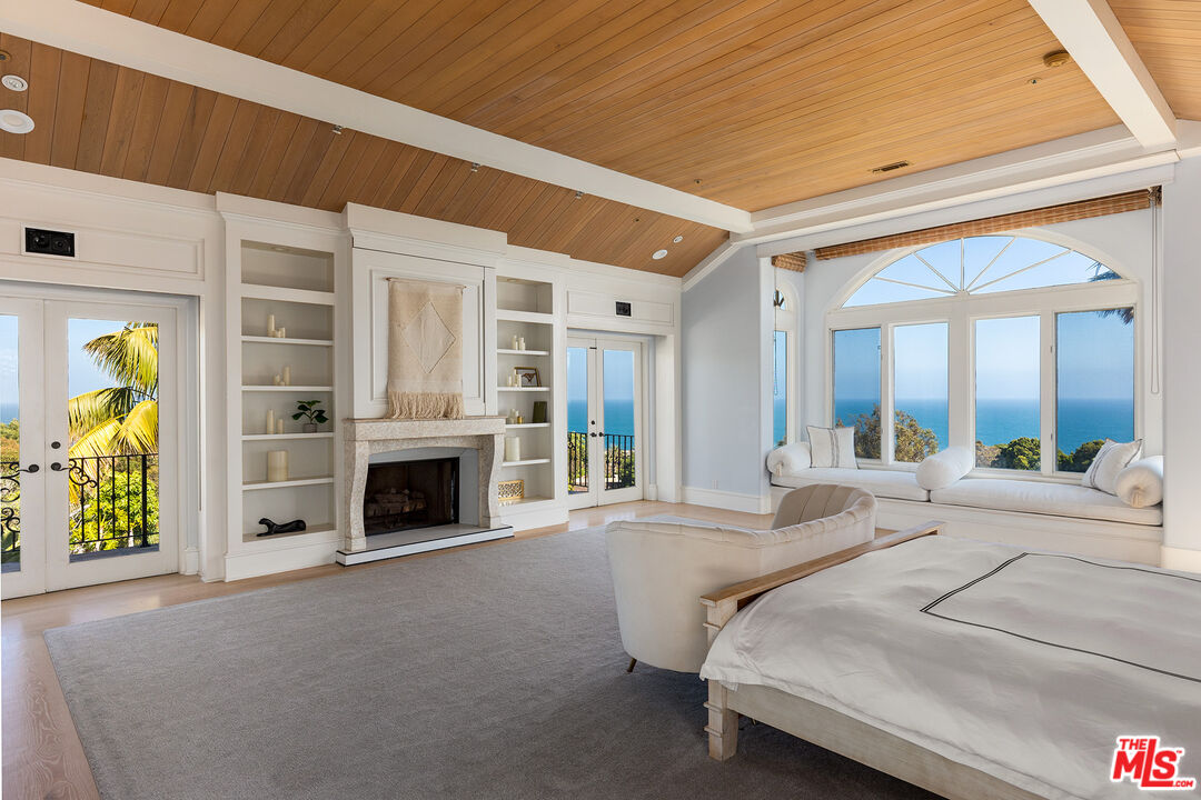 7160 Dume Dr