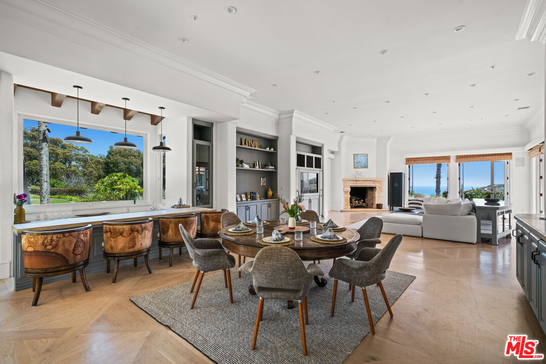 7160 Dume Dr