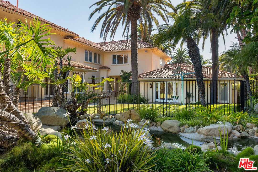 7160 Dume Dr