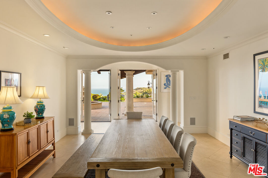 7160 Dume Dr