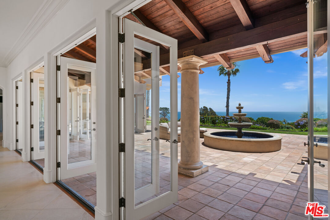 7160 Dume Dr