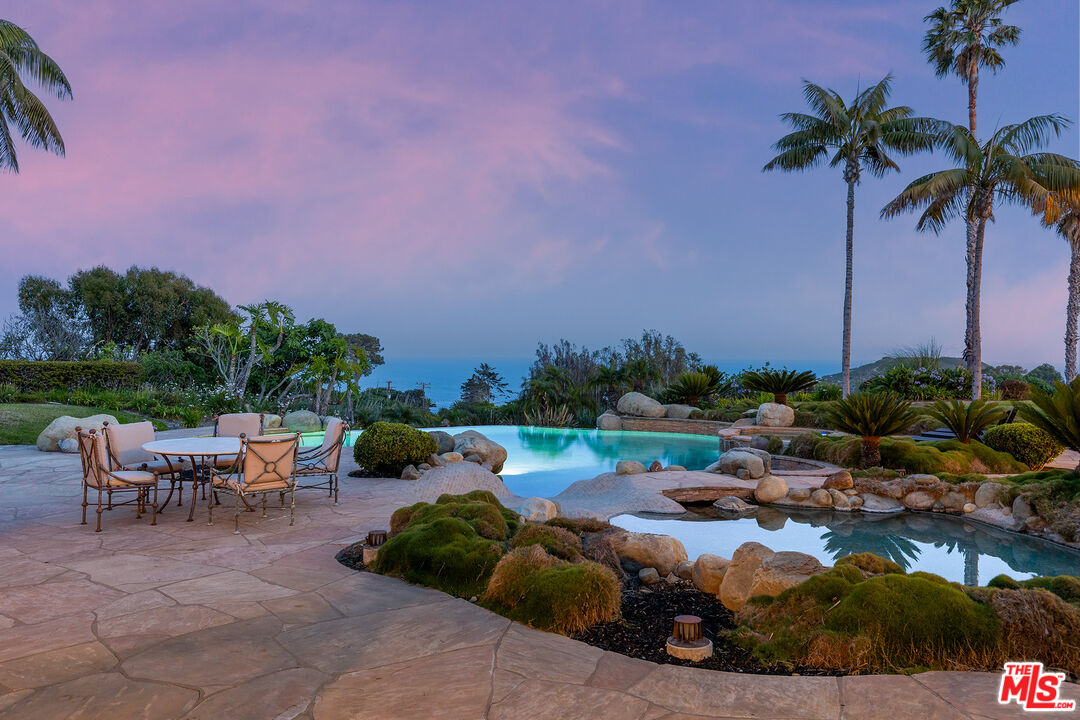 7160 Dume Dr