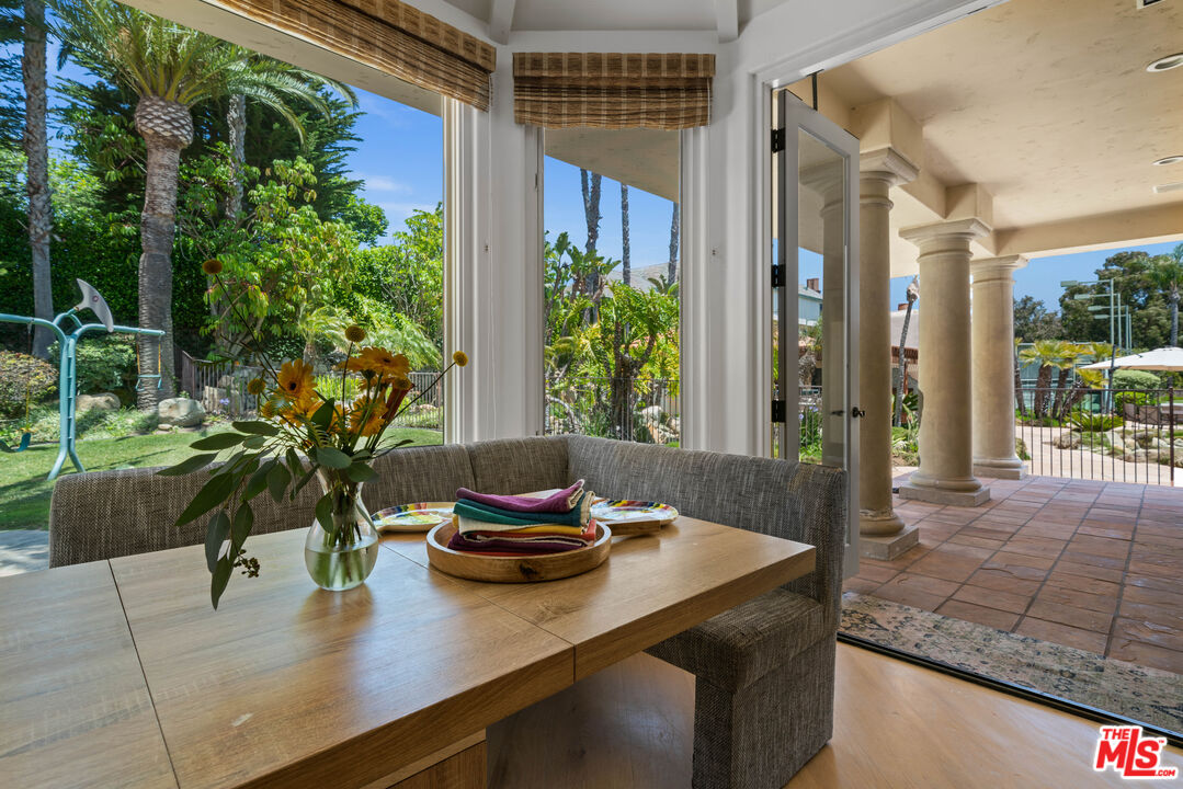 7160 Dume Dr