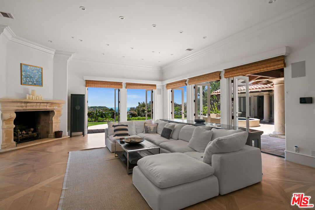 7160 Dume Dr