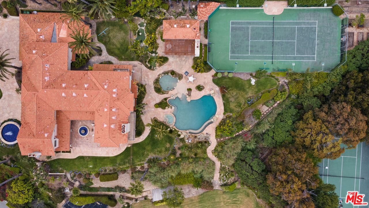 7160 Dume Dr