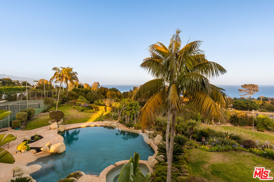 7160 Dume Dr