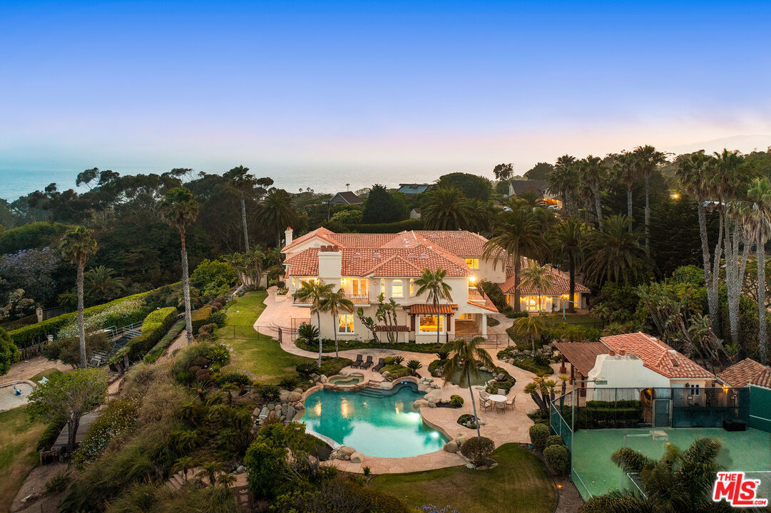 7160 Dume Dr