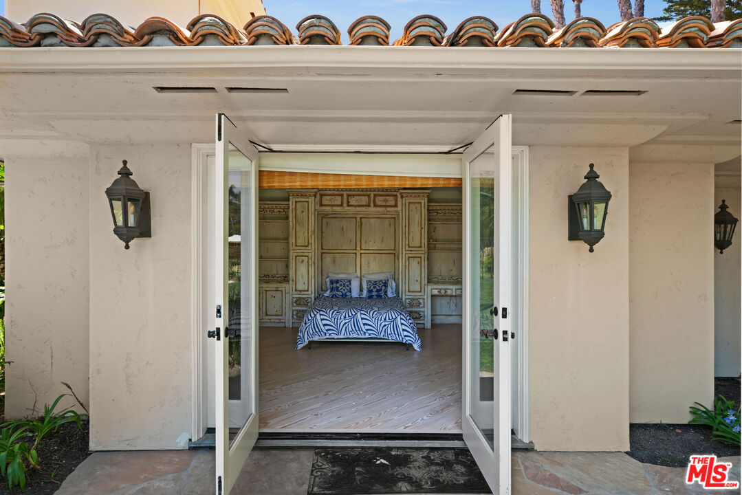 7160 Dume Dr