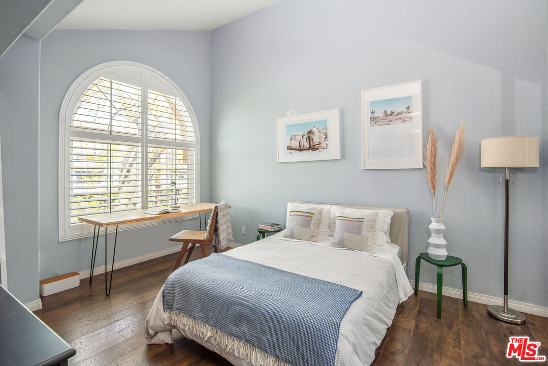 11306 Moorpark St Unit: 20