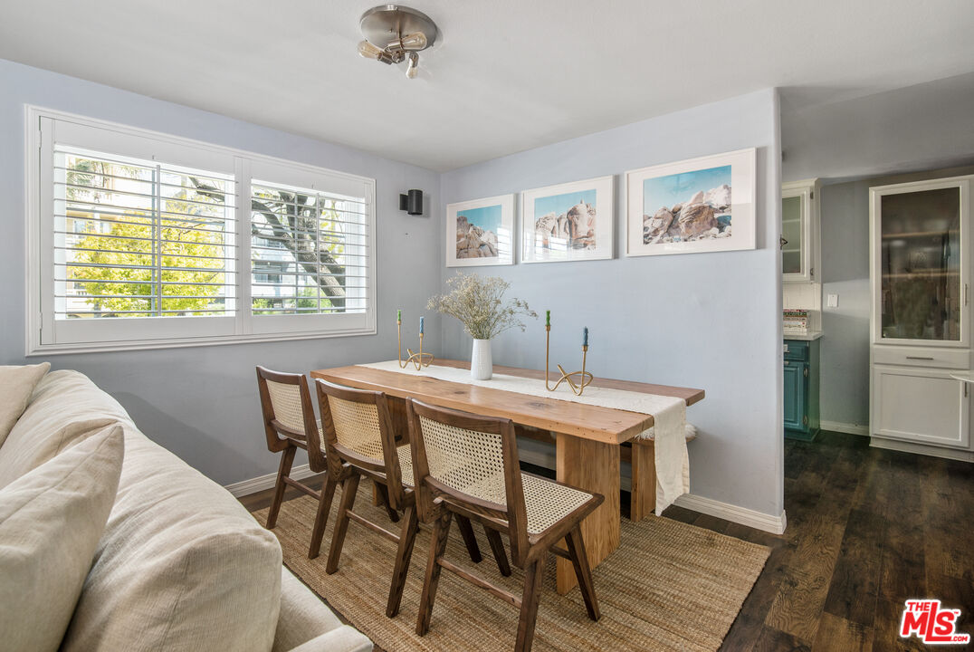 11306 Moorpark St Unit: 20