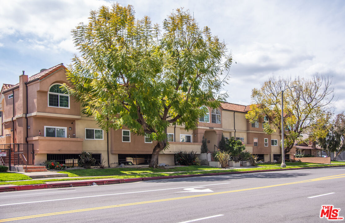 11306 Moorpark St Unit: 20