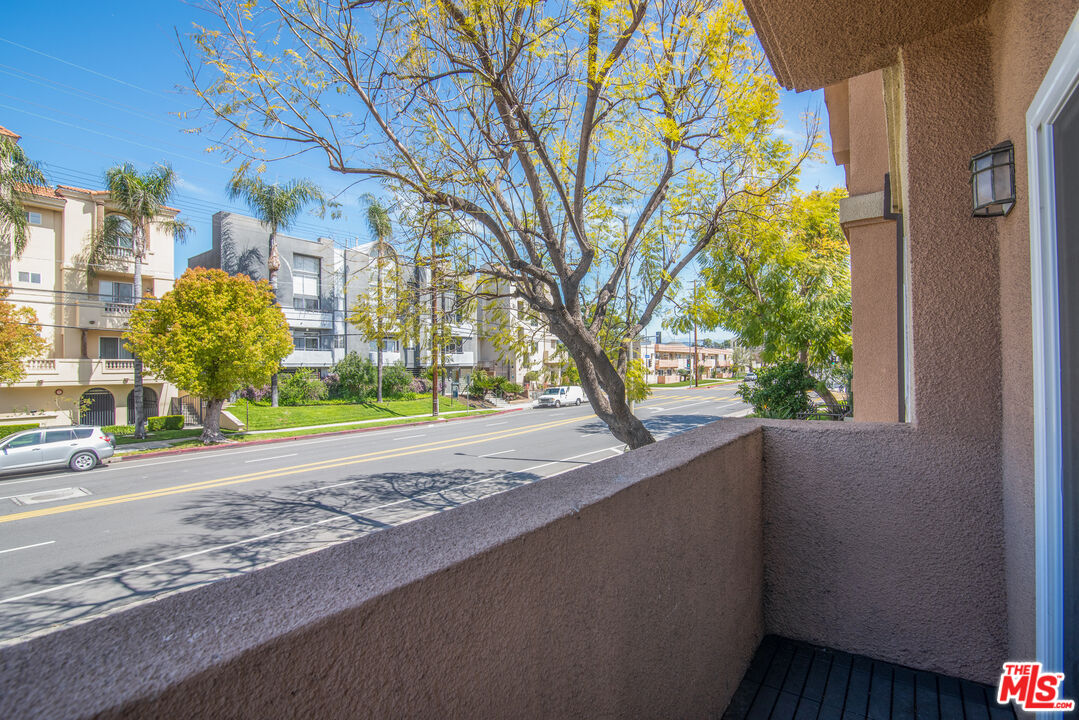 11306 Moorpark St Unit: 20