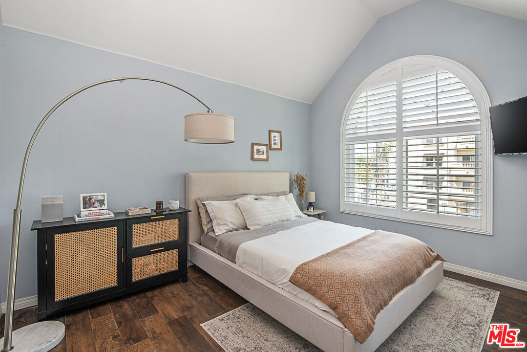 11306 Moorpark St Unit: 20