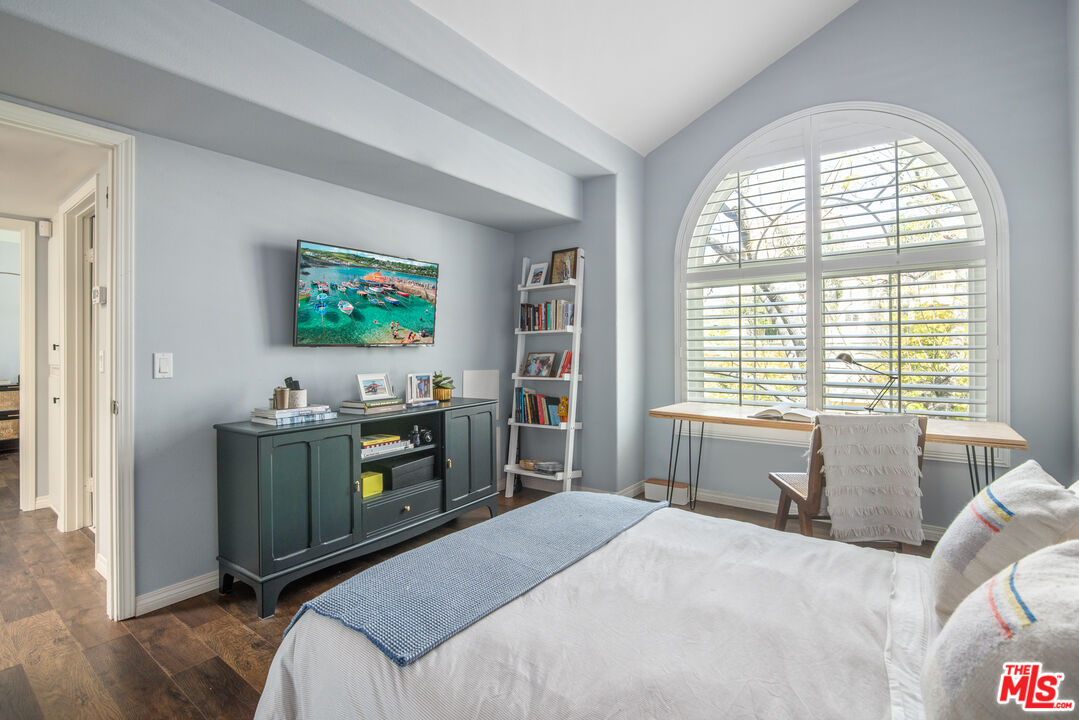 11306 Moorpark St Unit: 20