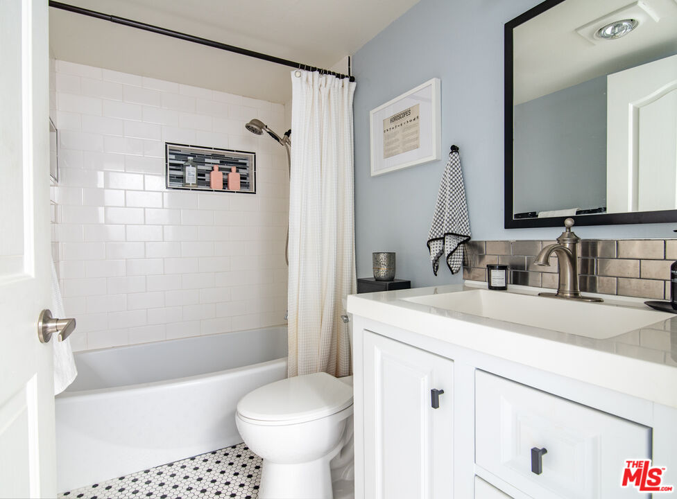 11306 Moorpark St Unit: 20